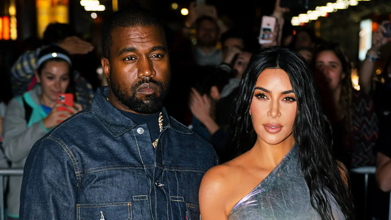 Rilis Kartu Natal, Kim Kardashian & Kanye West Pose Bareng 4 Anaknya