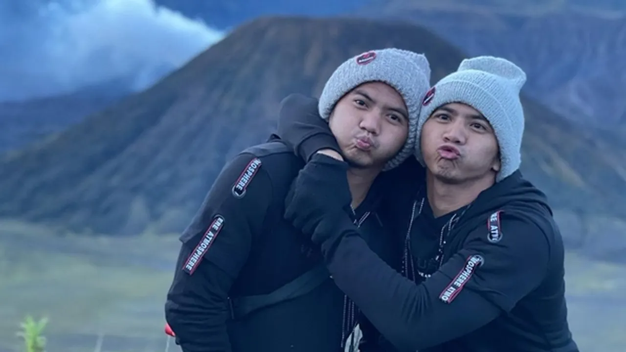Rizki DA dan Ridho Liburan ke Bromo, Sempat Pose Kompak Bikin Netizen Gemas