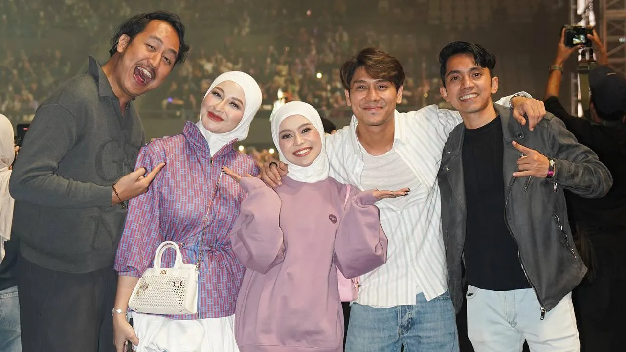 Rizky Billar Akui Cliquers Sejak SMP, Dampingi Lesti di Konser Ungu Rizky Billar Akui Cliquers Sejak SMP, Dampingi Lesti di Konser Ungu