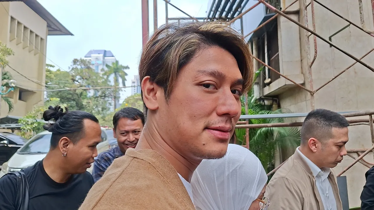 Rizky Billar Dampingi Lesti Jalani Pemeriksaan di Polda