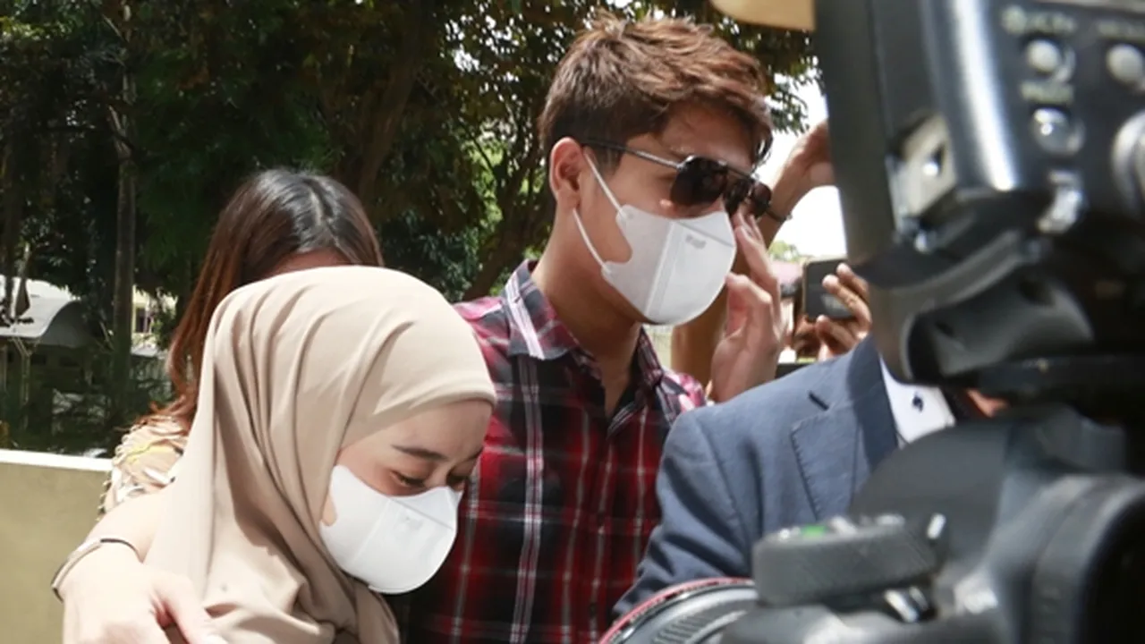 Rizky Billar dan Lesti Kembalikan Amplop Pernikahan Dari Doni Salmanan, Ternyata Berisi Uang Rp 10 Juta Rizky Billar dan Lesti Kembalikan Amplop Pernikahan Dari Doni Salmanan, Ternyata Berisi Uang Rp 10 Juta