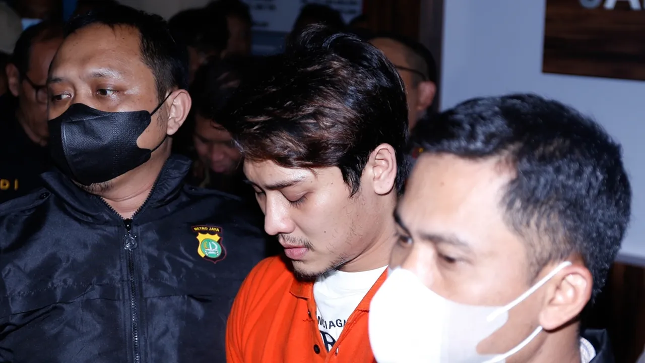 Rizky Billar Resmi Ditahan Imbas KDRT Terhadap Lesti, Menunduk Pakai Baju Tahanan - Wajah Tegang