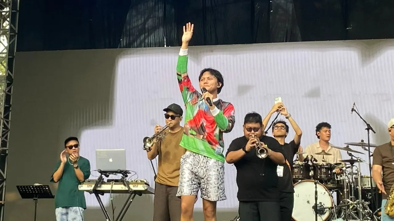 Rizky Febian Tampil Bercelana Pendek, Bius Penonton The Sounds Project Vol. 9 Nyanyi Bareng