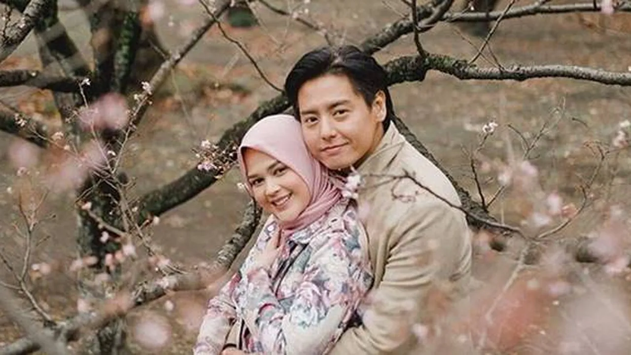 Roger Danuarta Ajak Cut Meyriska Babymoon Romantis ke Perancis