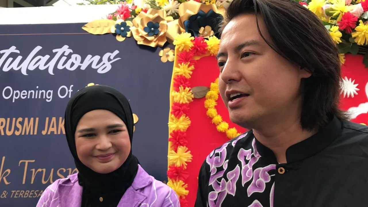 Roger Danuarta dan Cut Meyriska Berbagi Pengalaman Antar Anak Sekolah