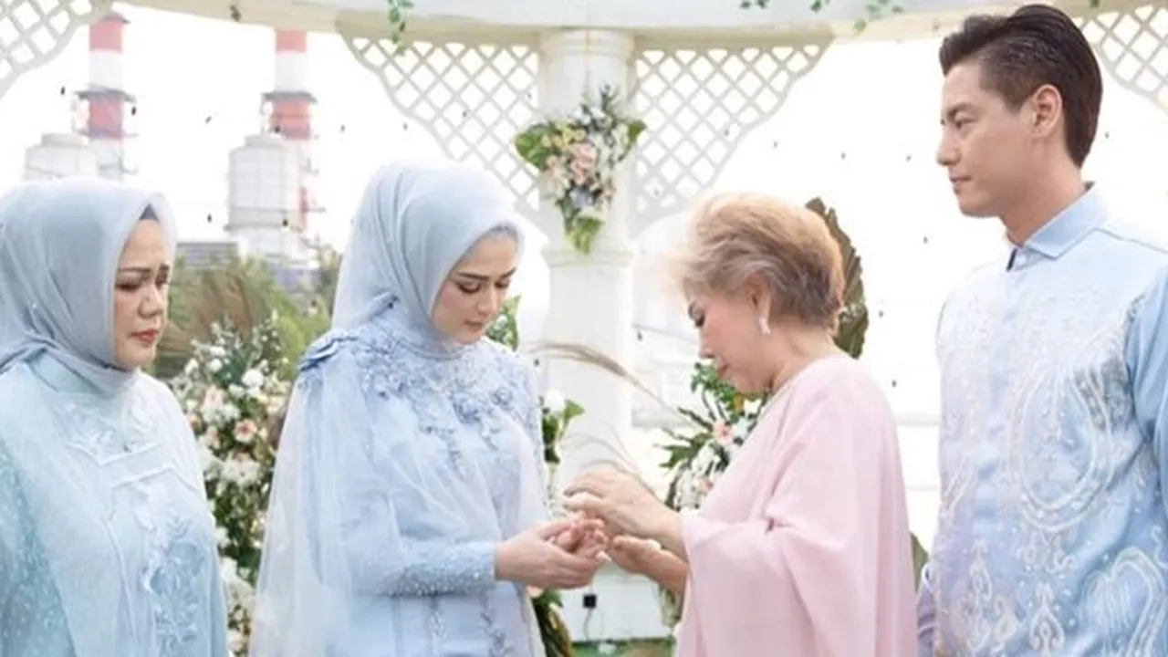 Roger Danuarta dan Cut Meyriska Gelar Lamaran Tertutup, Keluarga Belum Mau Buka Suara