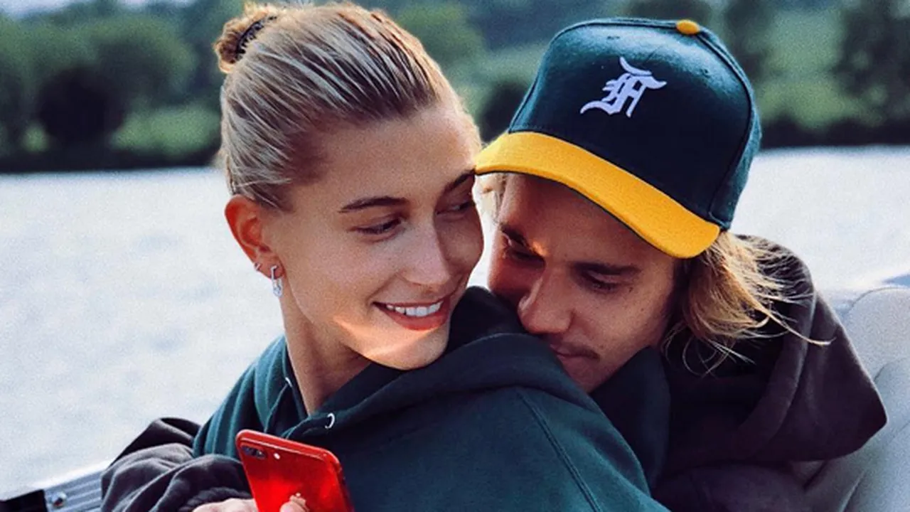 Romantis! Justin Bieber Cium Mesra Hailey Baldwin di Atas Yacht Mewah