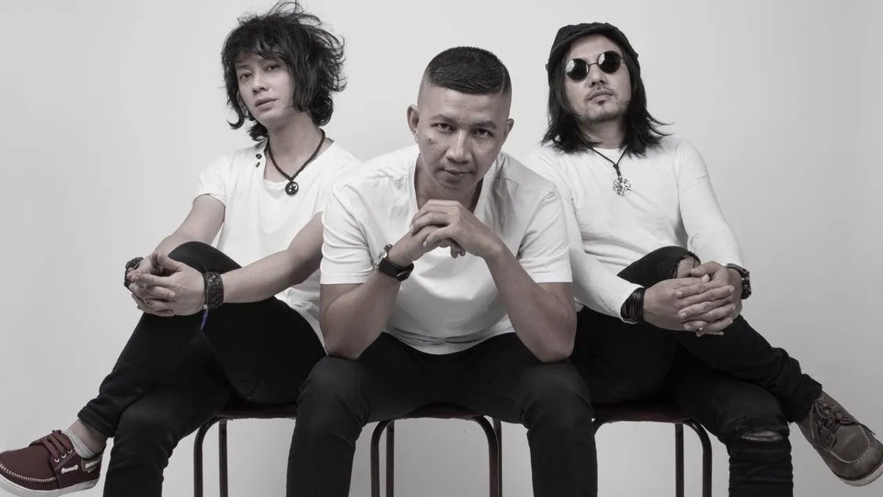 Rombak Personel, The Row Usung Genre Pop Rock Rombak Personel, The Row Usung Genre Pop Rock