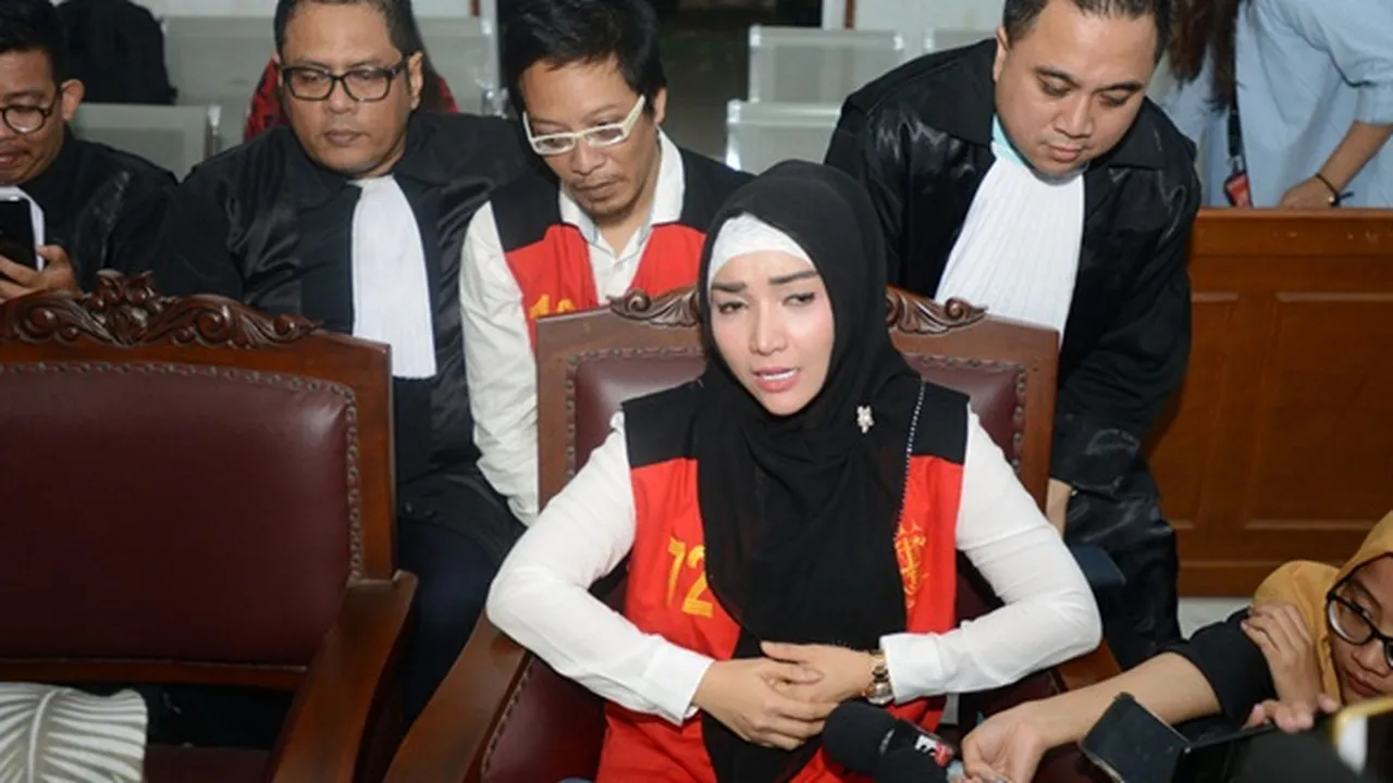 Roro Fitria Bawa Bunga & Tanah Pusara, Jadi Pengganti Kehadiran Ibunda Roro Fitria Bawa Bunga & Tanah Pusara, Jadi Pengganti Kehadiran Ibunda