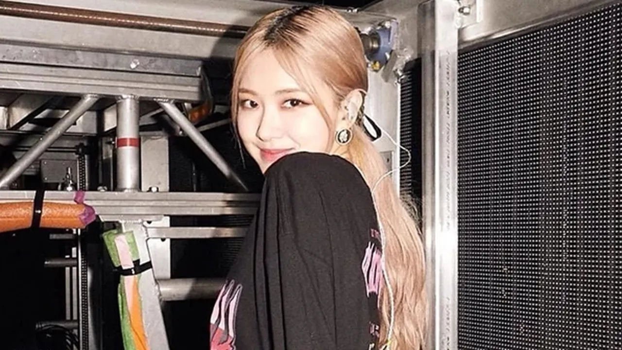 Rose BLACKPINK Dengar Lagu Cover-nya Dimainkan di Tempat Tak Terduga