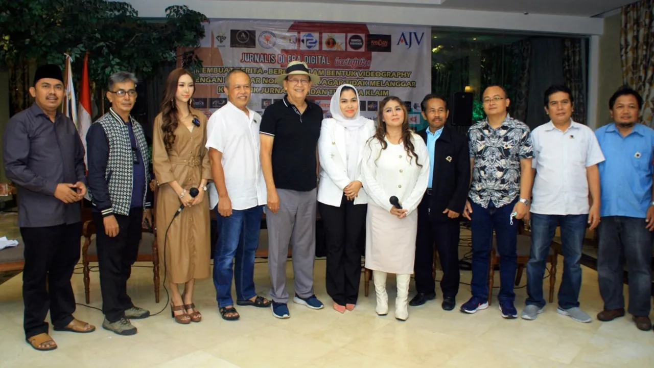 Roy Marten Bicara Kekuatan Besar Media Digital Dalam Diskusi yang Diselenggarakan AJV Roy Marten Bicara Kekuatan Besar Media Digital Dalam Diskusi yang Diselenggarakan AJV