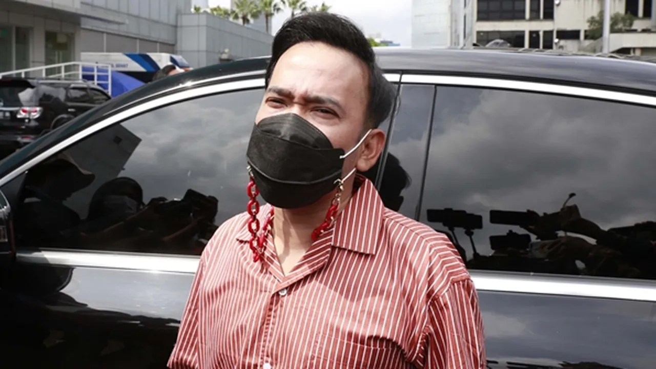 Ruben Onsu Kerja dari Rumah, Si Bungsu Thania Nempel Terus Minta Gendong dan Pangku Ruben Onsu Kerja dari Rumah, Si Bungsu Thania Nempel Terus Minta Gendong dan Pangku