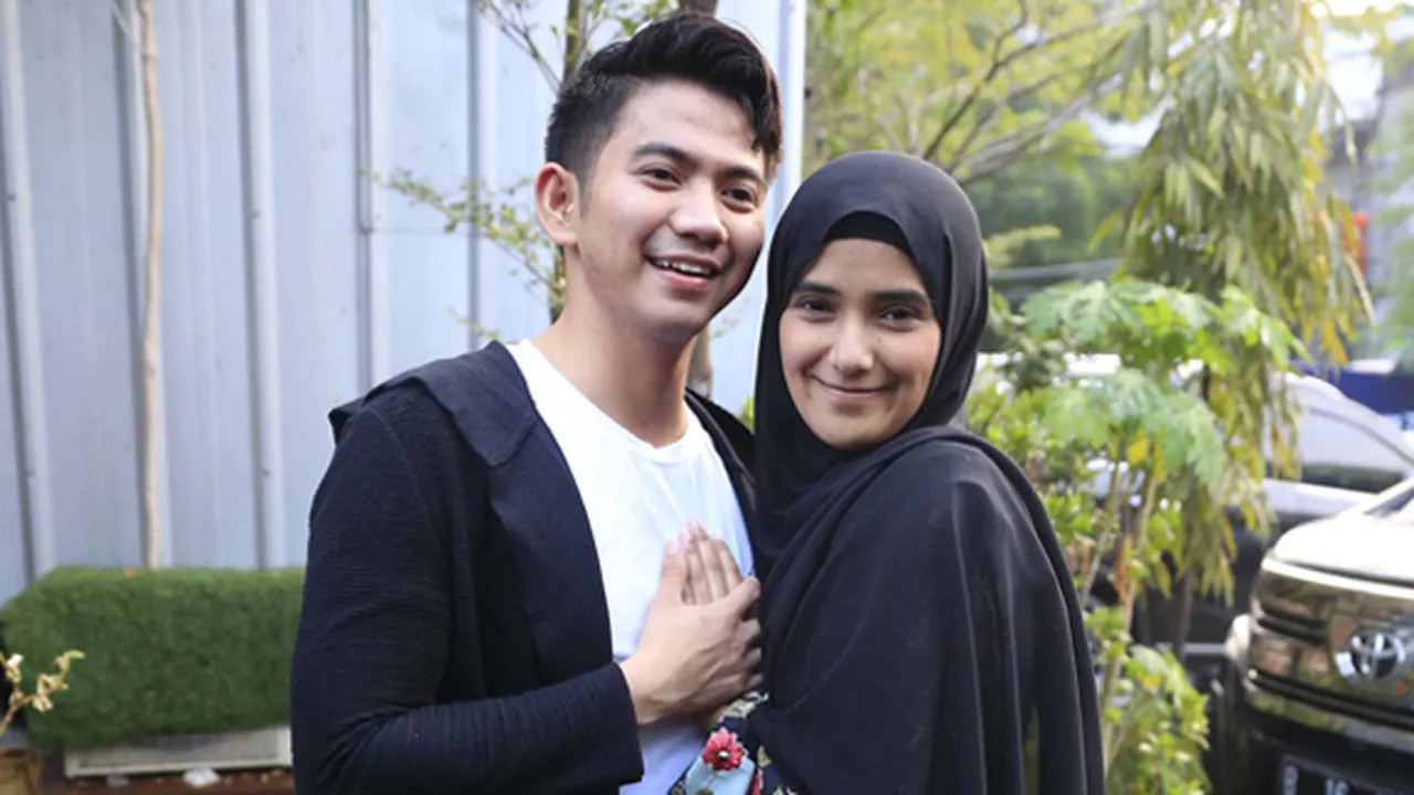 Rumah Tangganya Diisukan Retak,  Begini Manisnya Nadya Mustika Belikan Barang untuk Rizki dan Ridho