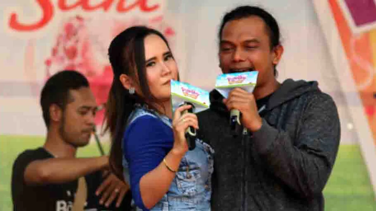 Saat Eny Sagita Pamer Mesra Bareng Suami di Atas Panggung