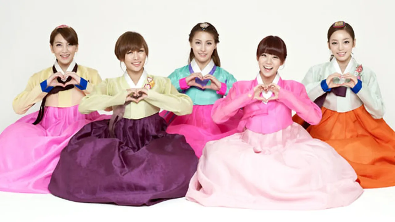 Saat Idol K-Pop Tampil Keren Dengan Baju Tradisional Korea