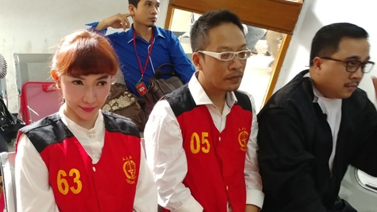 Saat Persidangan, Roro Fitria Ditemani Ibunya Untuk Pertama Kali Saat Persidangan, Roro Fitria Ditemani Ibunya Untuk Pertama Kali