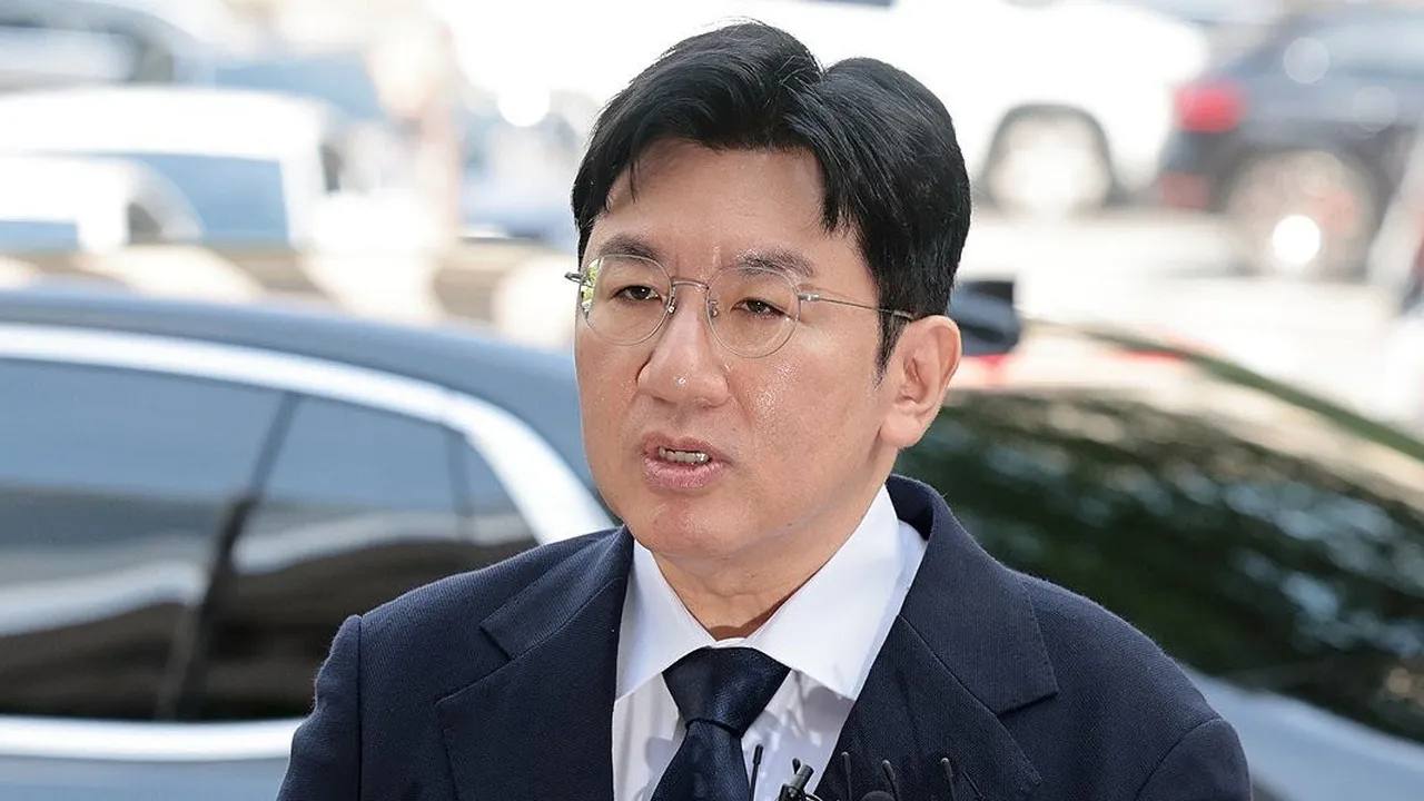 Saham HYBE Milik Bang Si-hyuk Senilai 1,77 Triliun Dibekukan Saham HYBE Milik Bang Si-hyuk Senilai 1,77 Triliun Dibekukan