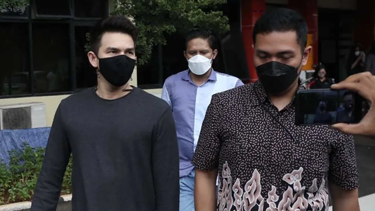 Saling Lapor ke Polisi, Jonathan Frizzy dan Dhena Devanka Ternyata Masih Tinggal Satu Rumah Saling Lapor ke Polisi, Jonathan Frizzy dan Dhena Devanka Ternyata Masih Tinggal Satu Rumah