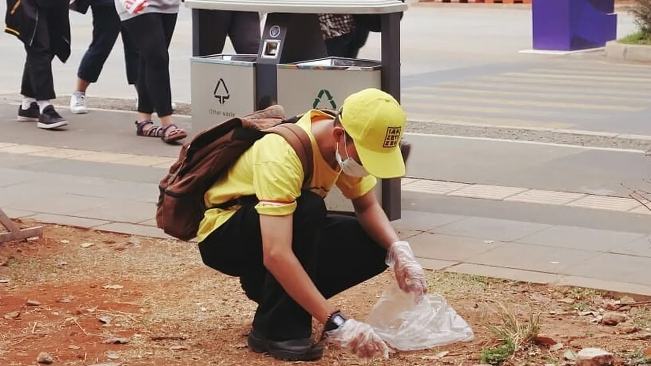 Salut! Pria Ini Sendirian Bersihkan GBK Dari Puntung Rokok Selama Asian Games 2018