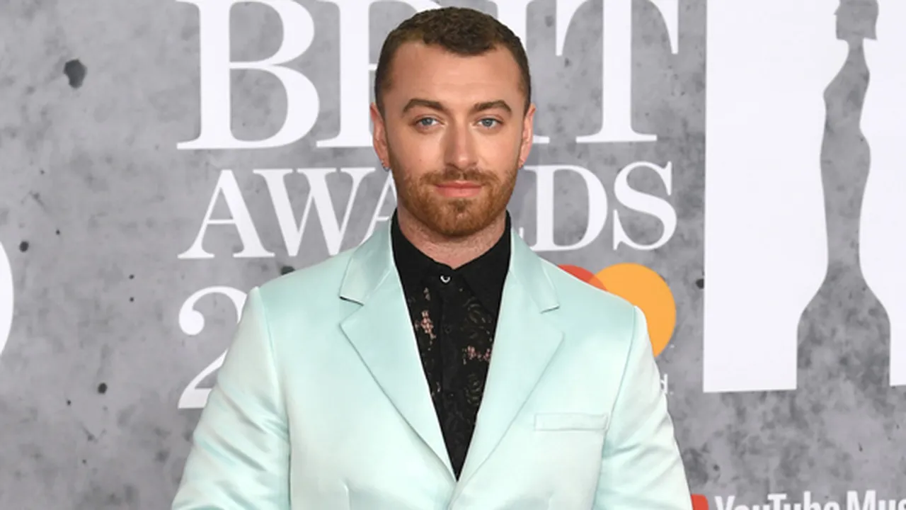 Sam Smith Pakai Makeup & Kimono Transparan ke Acara Red Carpet