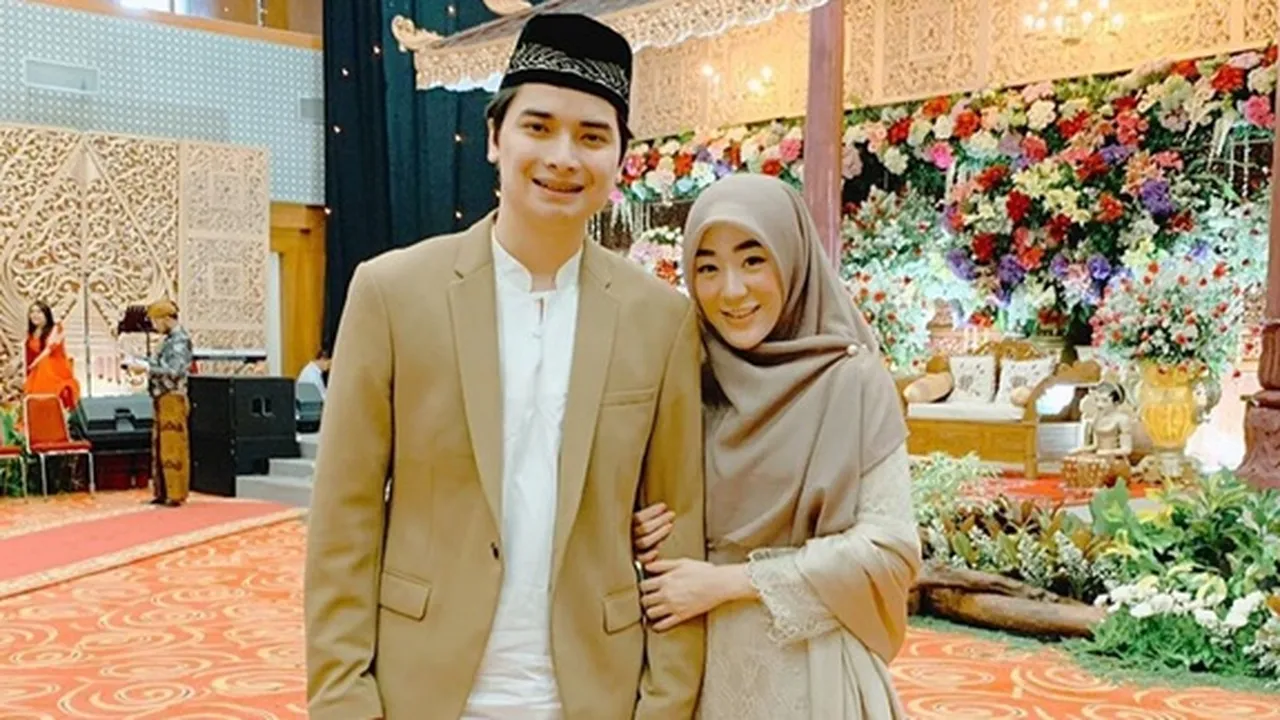 Sama-sama Tak Hadir, Sidang Cerai Perdana Alvin Faiz dan Larissa Chou Ditunda