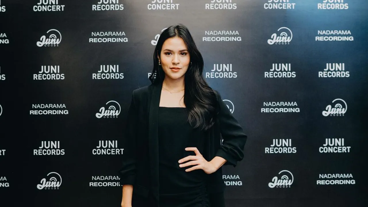 Sambil Menahan Tangis, Raisa Meminta Maaf Karena Konsernya Kembali Ditunda