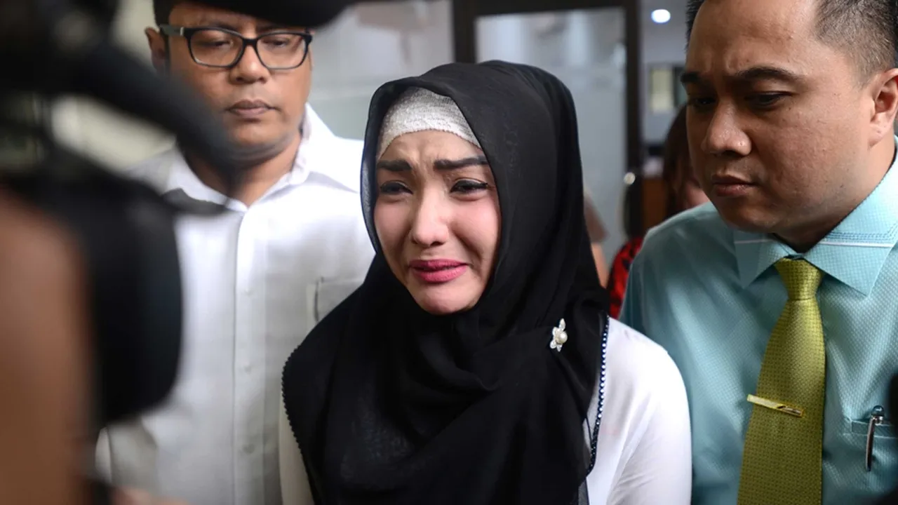 Sambil Menangis, Roro Fitria Siap Jalani Sidang Duplik