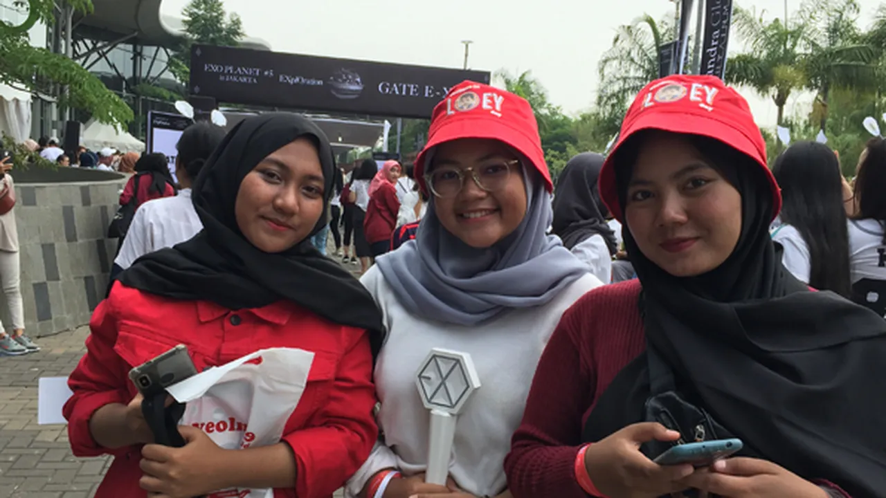 Sambut Ulang Tahun Chanyeol EXO, Fans Kompak Pakai Topi Merah