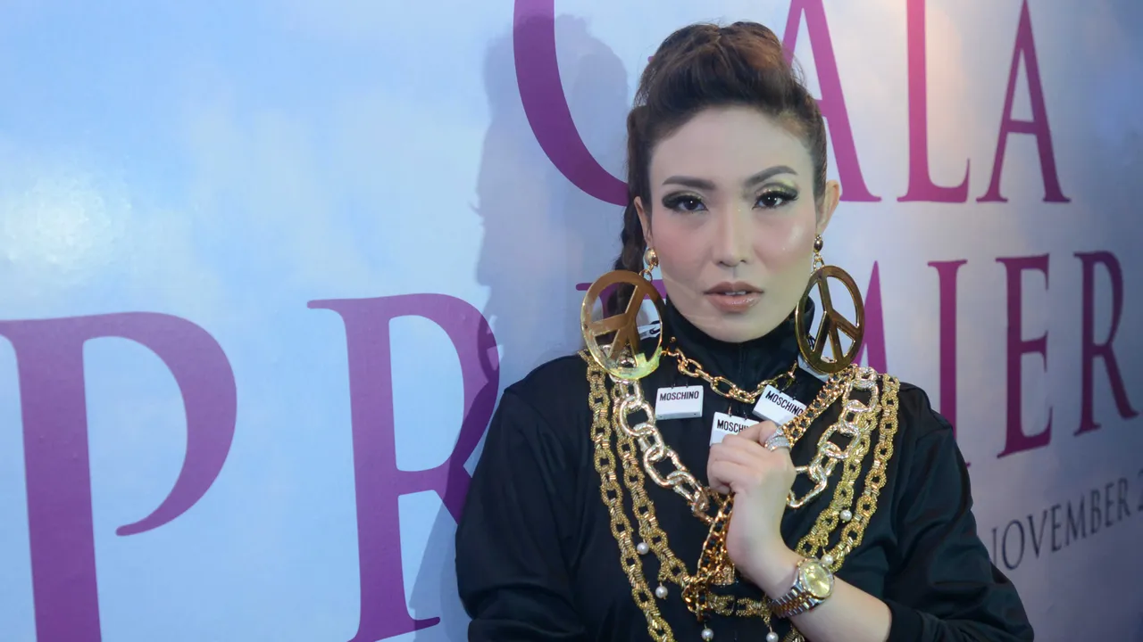 Sampai di Rumah Duka, Ayu Dewi Digandeng Dua Kerabat
