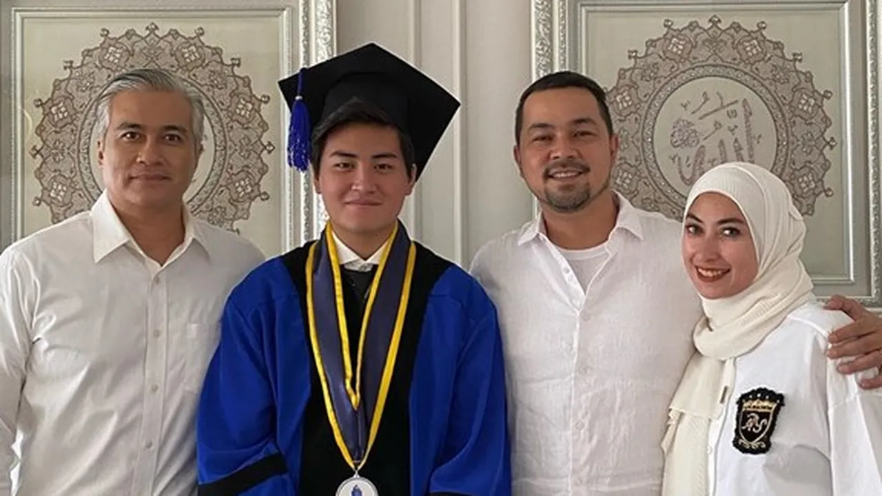 Sang Putra Wisuda, Annisa Trihapsari, Sultan Djorghi dan Adjie Pangestu Kompak Dampingi Sang Putra Wisuda, Annisa Trihapsari, Sultan Djorghi dan Adjie Pangestu Kompak Dampingi