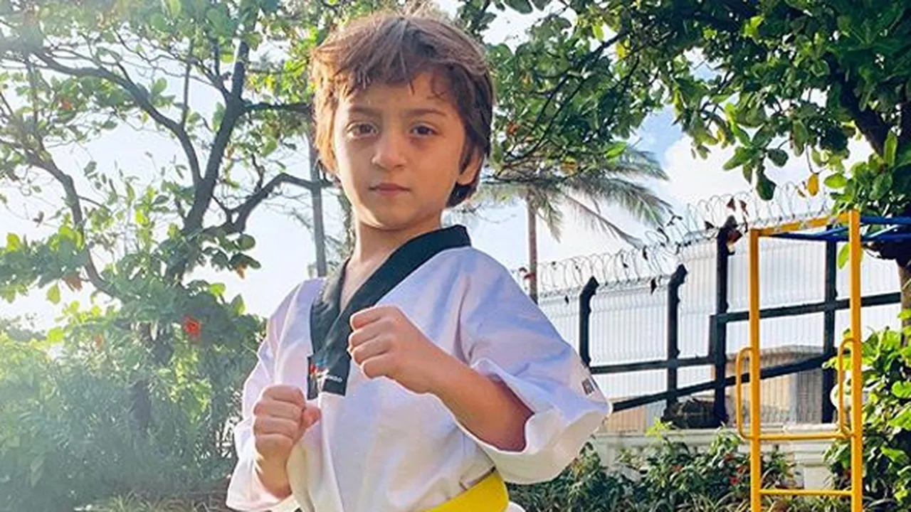 Santai, AbRam Khan Tertangkap Kamera 'Nyeker' di Pinggir Jalan