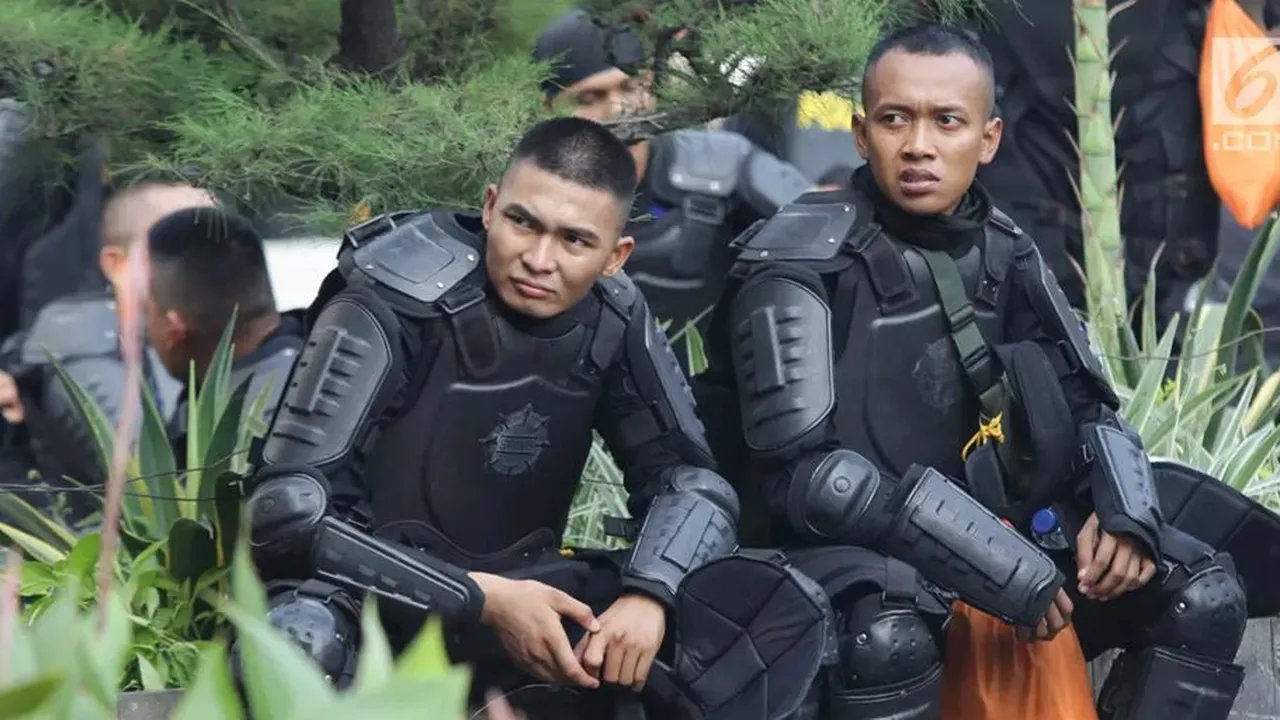 Santai Sejenak, Pasukan Brimob Ini Bikin Kopi di Tengah Aksi Demo