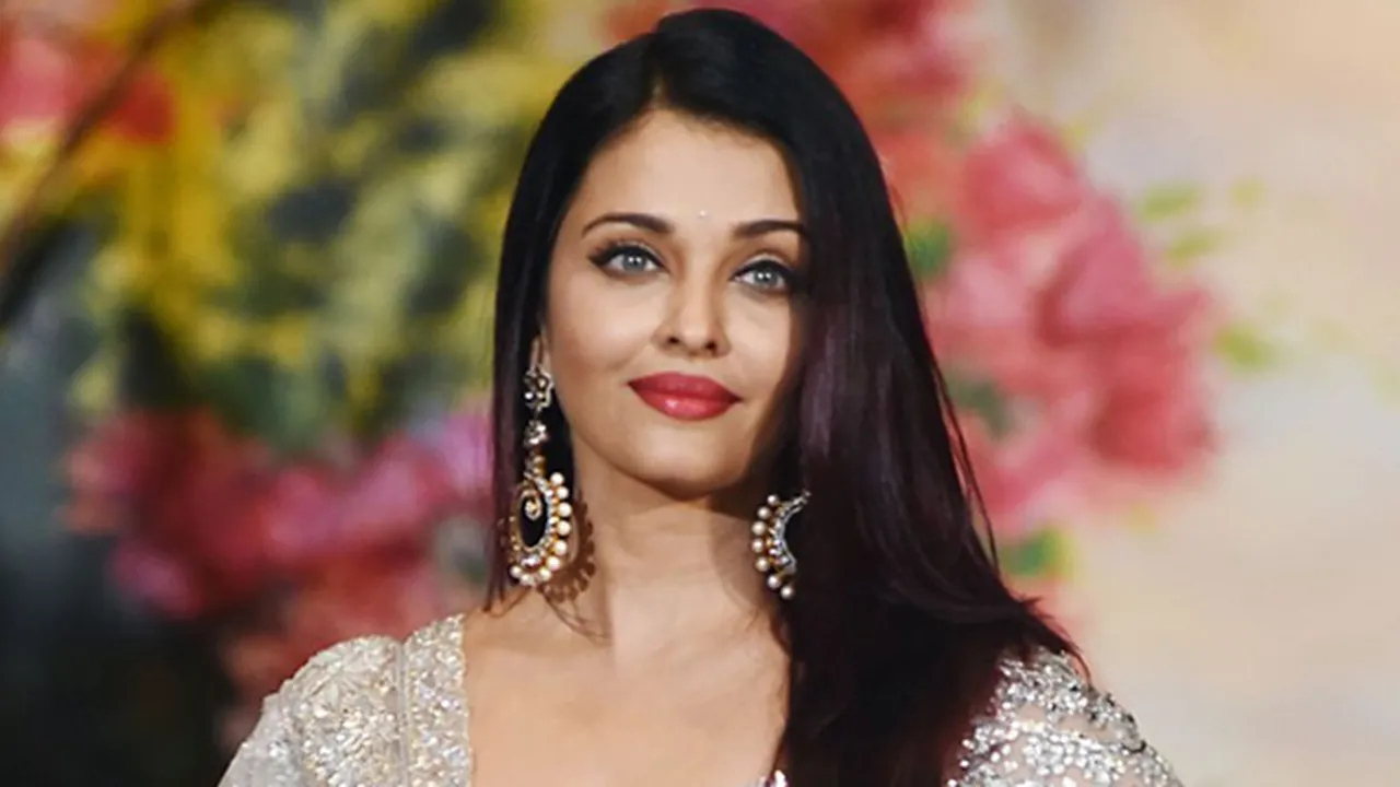 Sari Monokrom Berumbai Ini Bikin Aishwarya Rai Gagal Elegan