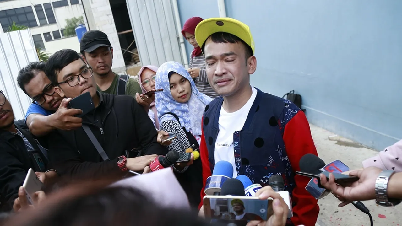 Sarwendah Shock Pasca Kaca Rumah Pecah Dilempar Batu & Temukan Sepucuk Surat