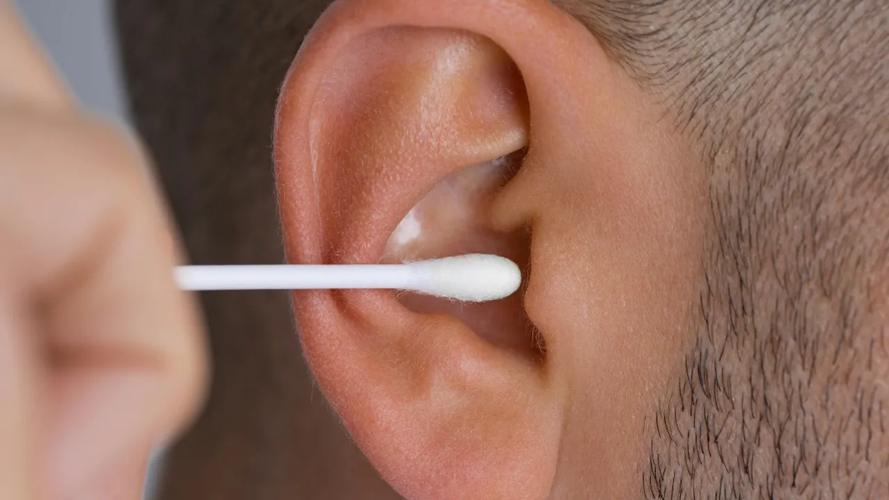 Say No to Cottonbud! Dokter THT Berikan Tips Aman Membersihkan Telinga Setelah Mandi