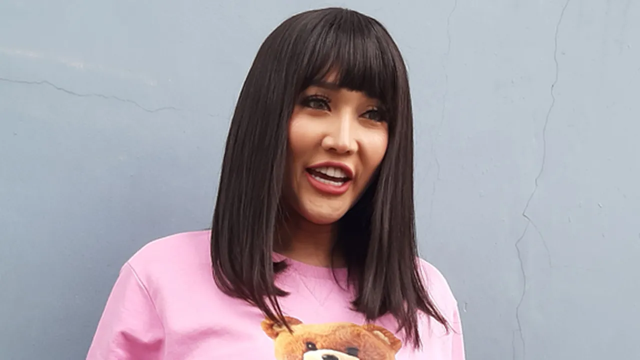 Sebelum Diamankan Polisi, Lucinta Luna Sempat Posting Foto Renang Bareng Pacar di Instagram