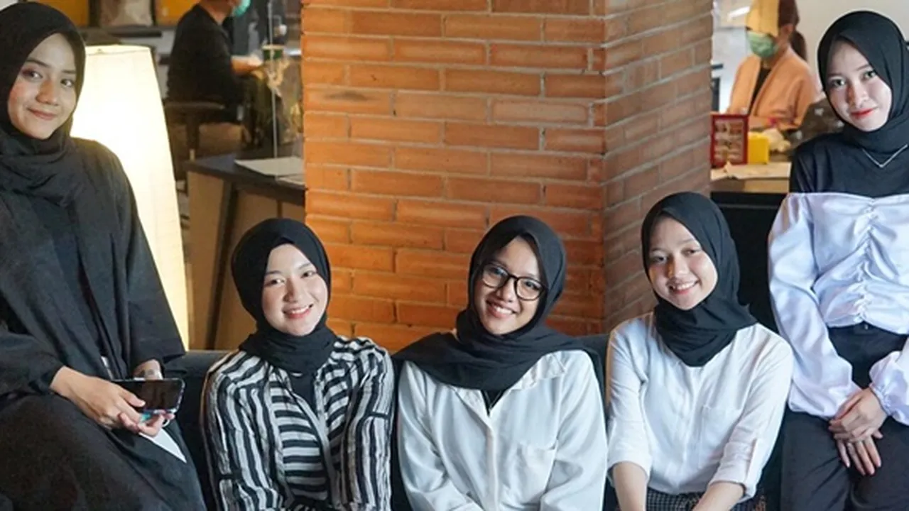 Sebelum Jadi Penyanyi, Putih Abu-Abu Ternyata Adalah Grup Lawak