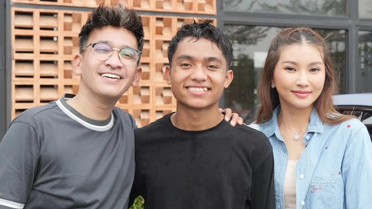 Sebelum Umrah, Ruben Onsu Bertemu Sarwendah di Bandara