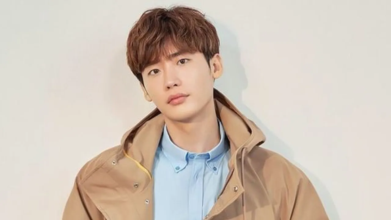 Secara Diam-Diam, Lee Jong Suk Sudah Masuk Wajib Militer Mulai Hari Ini