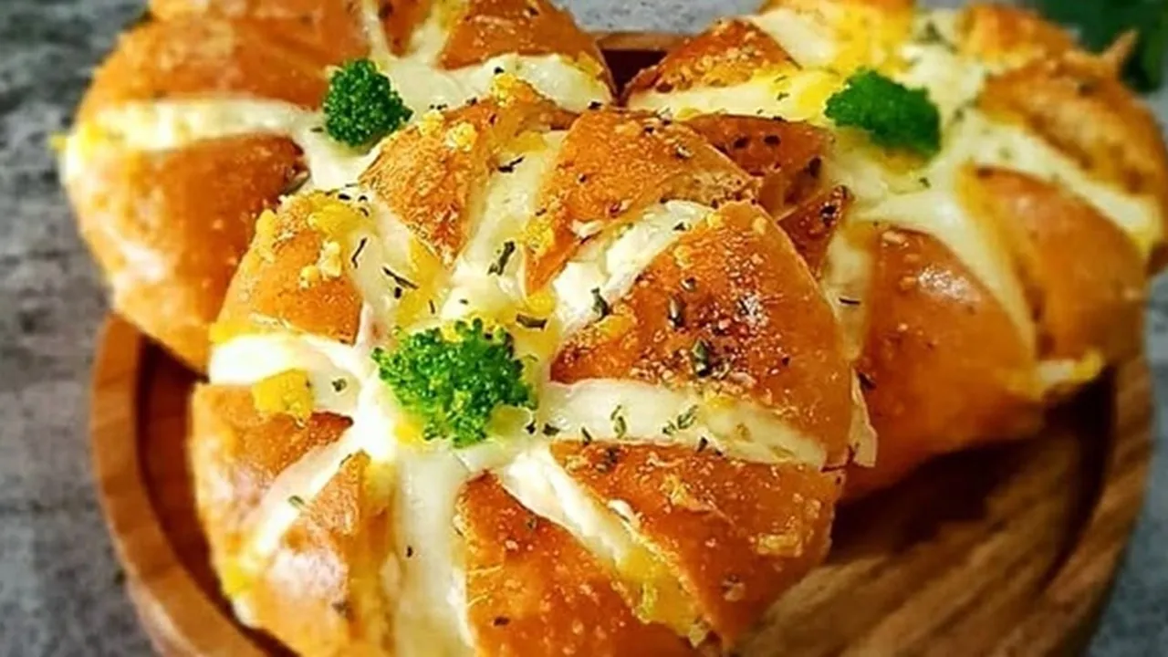 5 Resep Membuat Cream Cheese Garlic Bread di Rumah, Jajanan Korea yang Lagi Naik Daun