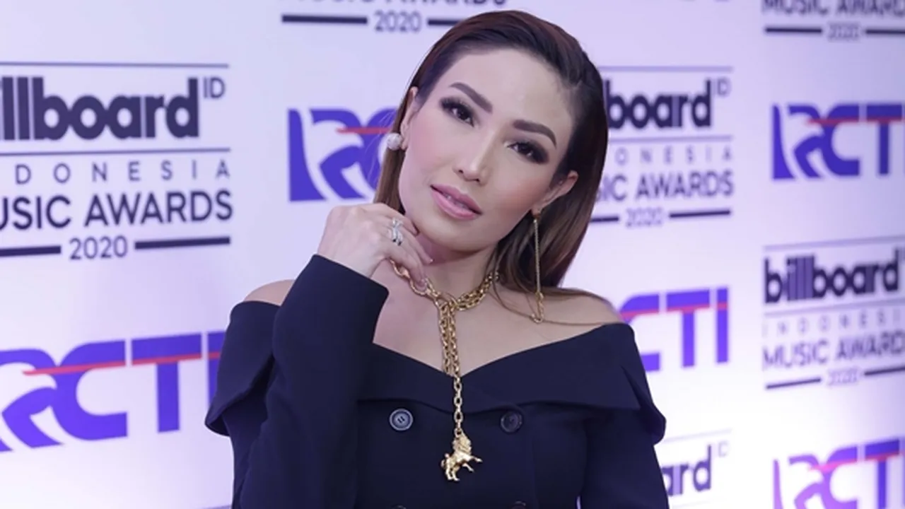 Sedang Work From Home, Ayu Dewi Ajari Anak Cuci Baju dan Setrika Sendiri