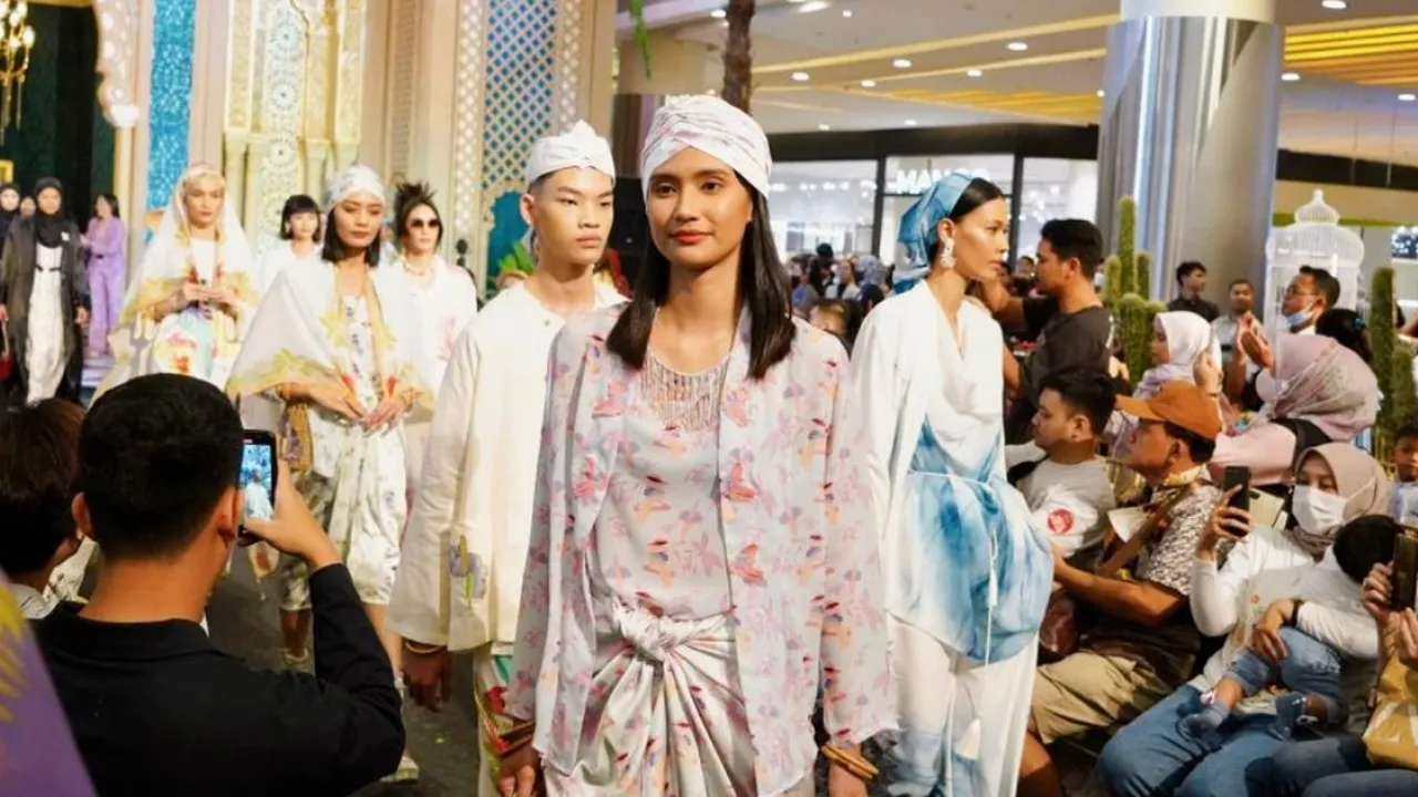 Sederet Fashion Desainer Top Pamer Koleksi Lebaran di 'Raya Fashion Parade'