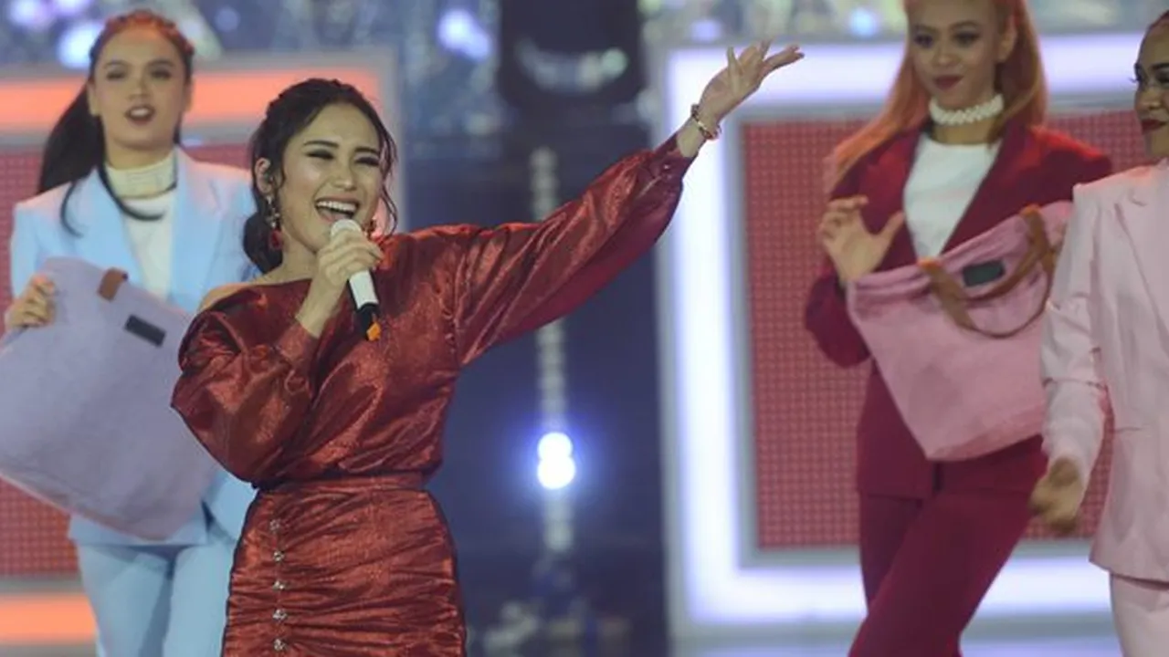 Sederhana Tapi Meriah, Ayu Ting Ting Dapat Kejutan Ultah dari Keluarga dan Sahabat