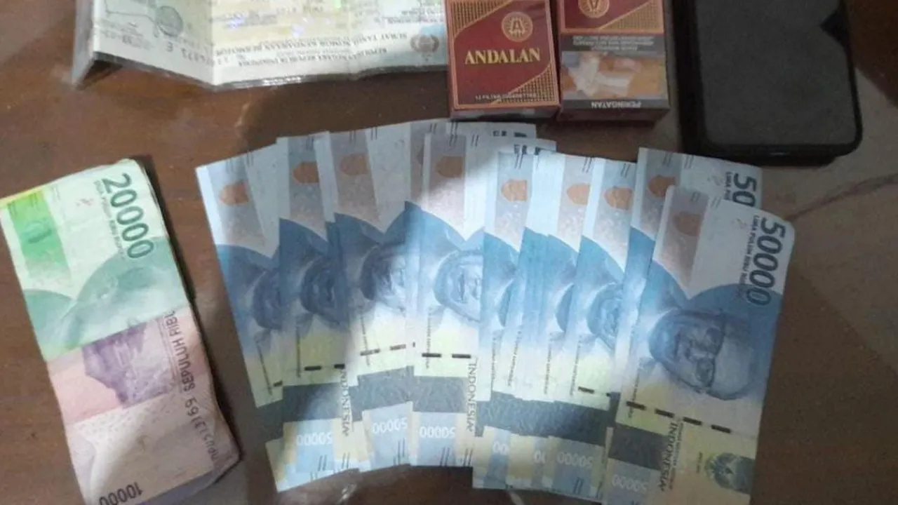 Sejoli Ditangkap! Beli Rokok Pakai Uang Palsu di Toko Pracangan Malang