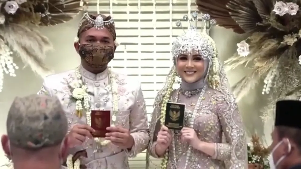 Selamat! Kesha Ratuliu dan Adhi Permana Resmi Menikah