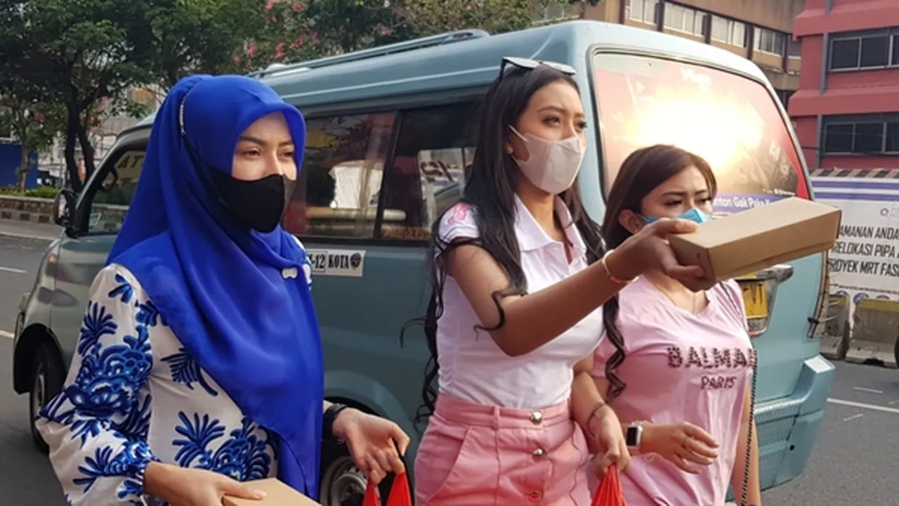 Selebgram Meysa Han dan Mey Berlian Bagi-Bagi 720 Makanan, Aksinya Tuai Perhatian