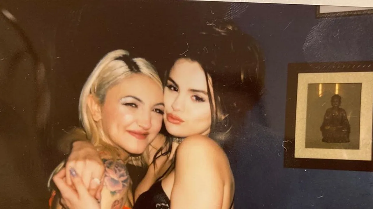 Selena Gomez dan Julia Michaels Bikin Tato Kembar, Manis dan Kompak Banget!