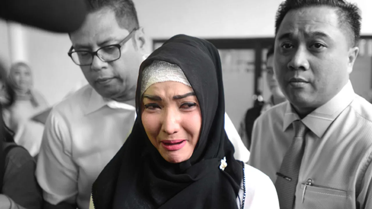 Selepas Kepergian Ibunda, Roro Fitria Terlihat Mengenakan Hijab