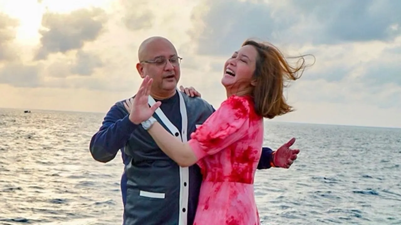 Selfie Bareng Suami, Maia Estianty Curhat Sempit-Sempitan