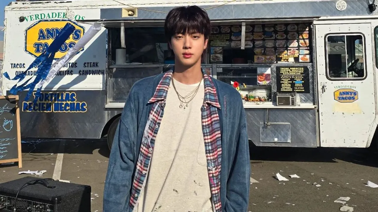 Selfie Jin BTS Bikin Gantungan Kunci Gucci Ludes Terjual
